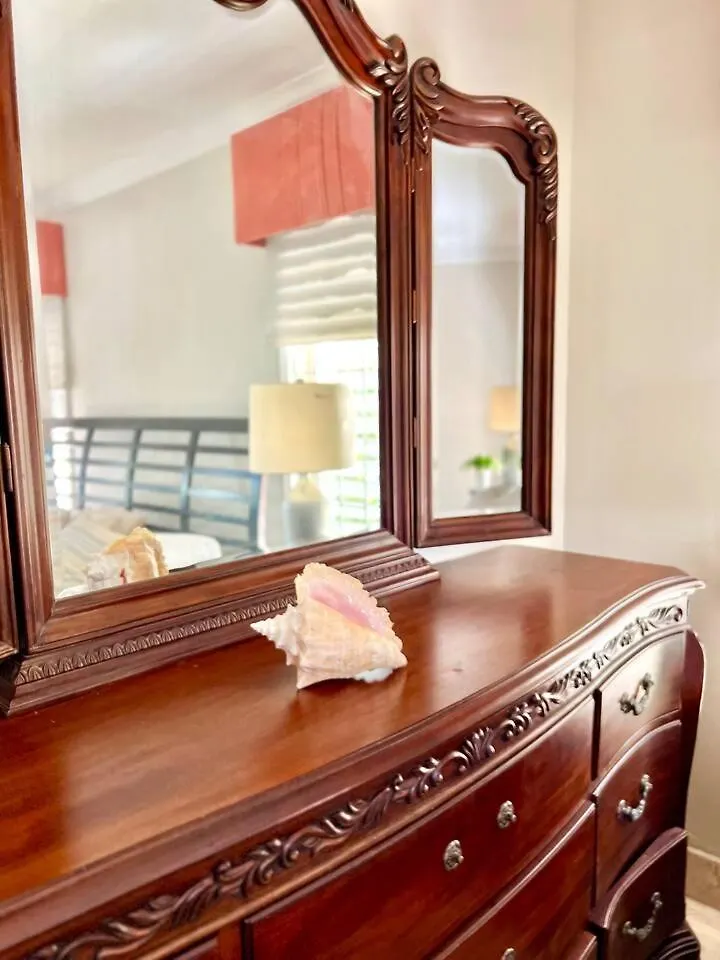 King Bedroom Suite At Paradiseonevilla Turks And Caicos Islands Turtle Cove アパート